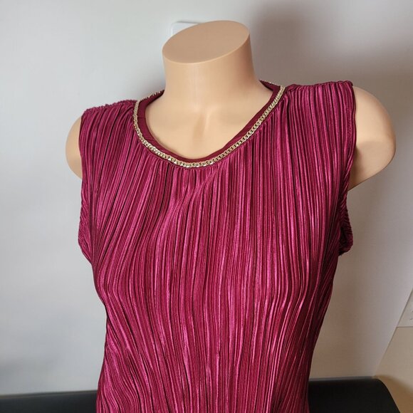 Roz & Ali Petite L Sleeveless Pleated Top With Chain Detail In Berry Pink - Picture 1 of 14